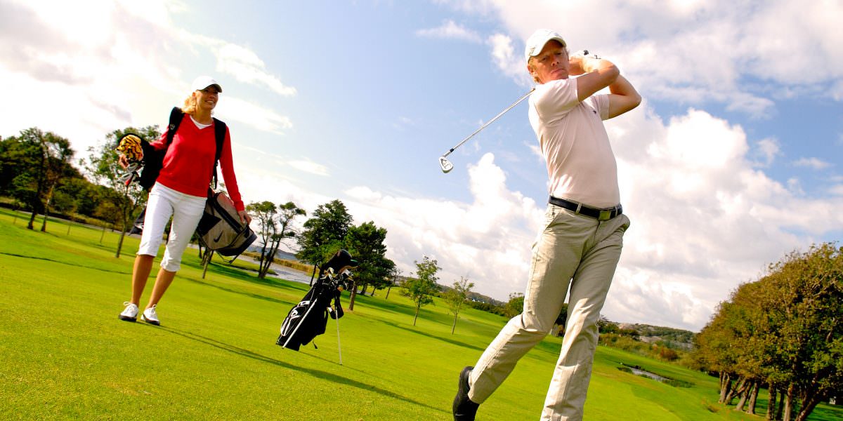 Tag et slag golf på mange forskellige baner i nærheden af TanumStrand. 